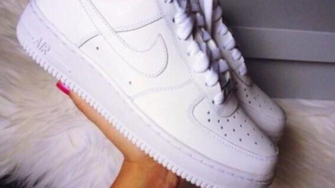 Nike beyaz sneaker ayakkabıya nasıl bir kombin yapılır?