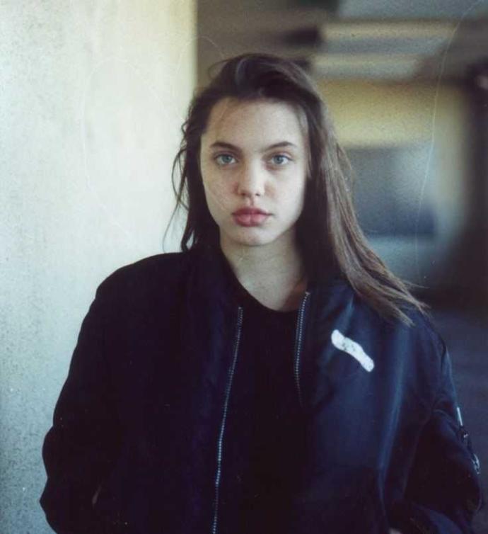 Arkadaşlarım beni Angelina Jolie'nin küçüklüğüne benzetiyor sizce güzel mi??