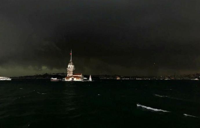 İstanbul  böyle kasırga görmedi! İklimler mi degişiyor size?