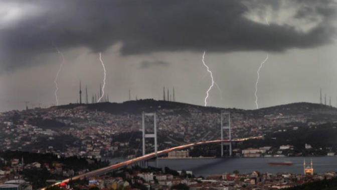 İstanbul  böyle kasırga görmedi! İklimler mi degişiyor size?