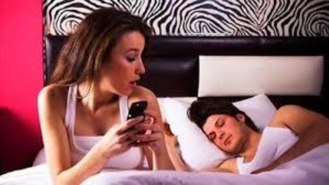 Sevgilinizin/Eşinizin telefonunu karıştırır mısınız? Telefon karıştırmak saygısızlık mıdır?