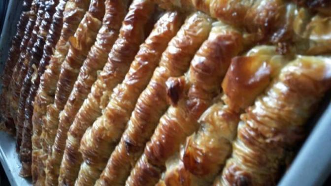Anamla baklava ettik sizce soğuk mu kesilir sıcak mı he dostlar?