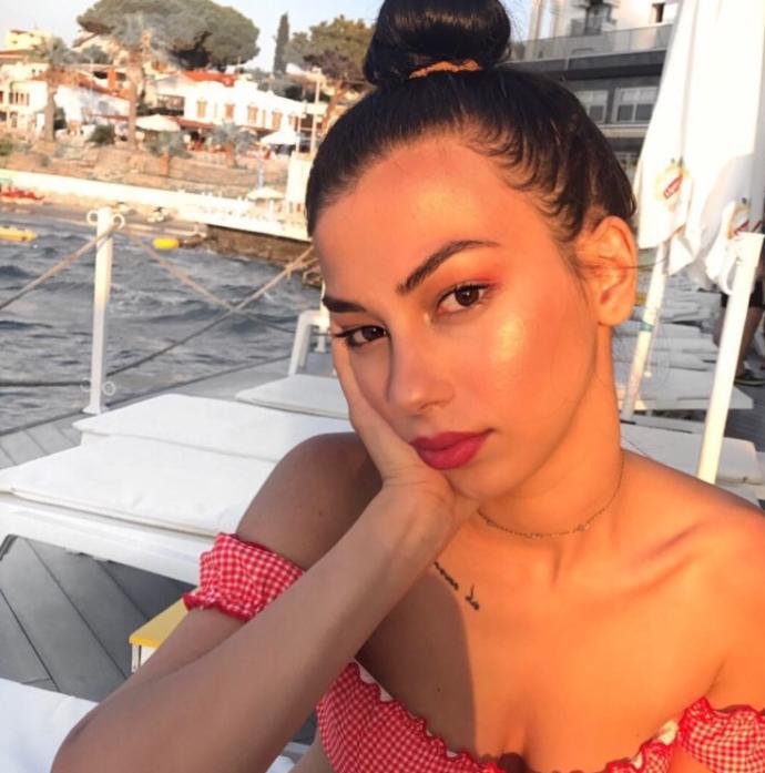 Sizce bu kızlardan hangisi daha güzel popülerler?