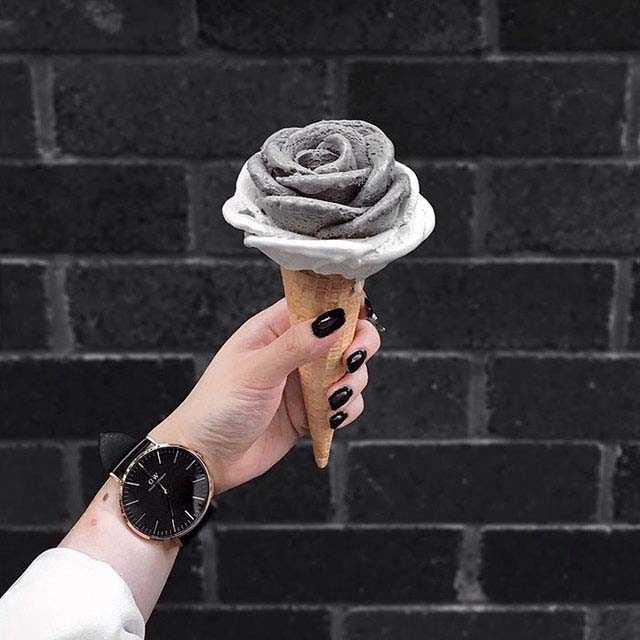 Instagram'da yeni trend: gül şekilli külah dondurmayla poz vermek! Bu trendi nasıl buluyorsunuz?