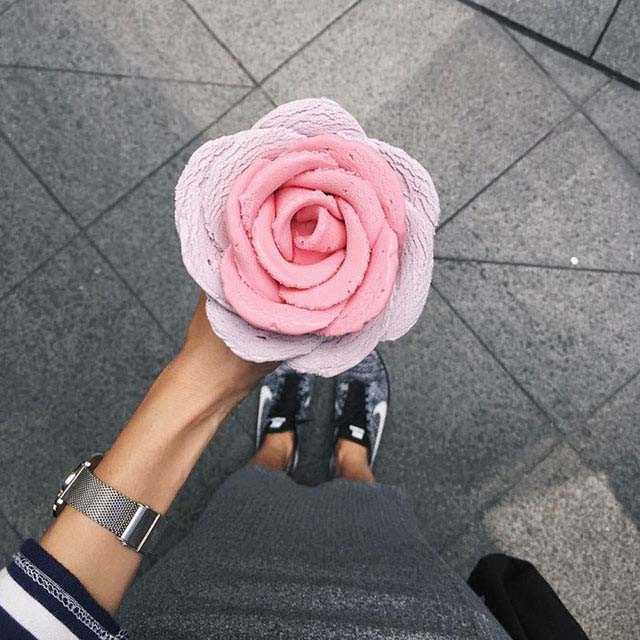 Instagram'da yeni trend: gül şekilli külah dondurmayla poz vermek! Bu trendi nasıl buluyorsunuz?
