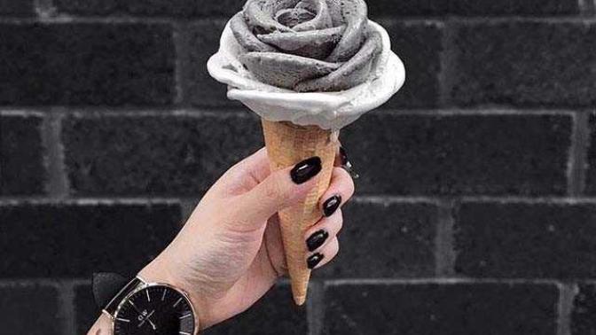 Instagram'da yeni trend: gül şekilli külah dondurmayla poz vermek! Bu trendi nasıl buluyorsunuz?