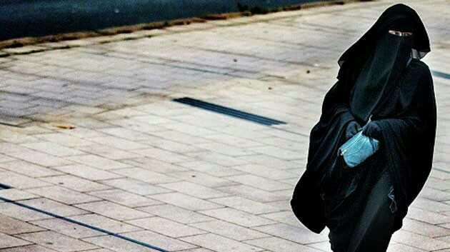 Madem bu ulkede ozgurluk var öyleyse  kimin ne giydigine niye insanlar karisiyor ??