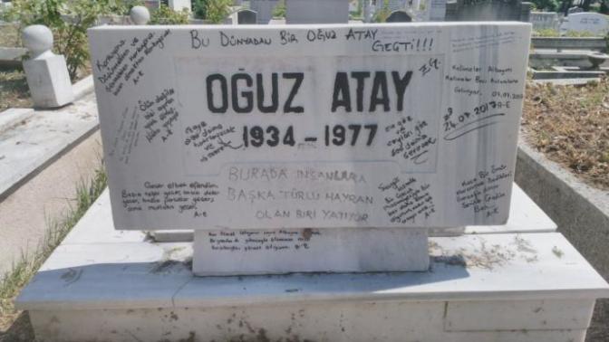 Oğuz Atay'ın mezar taşına şiirler yazılması sizce saygısızlık mı?