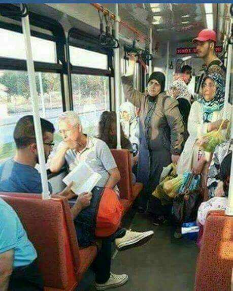 Toplu taşıma araçlarında büyüklere yer vermelimiyiz? Bu aracın içinde olsaydınız nasıl bir tepki verirdiniz??