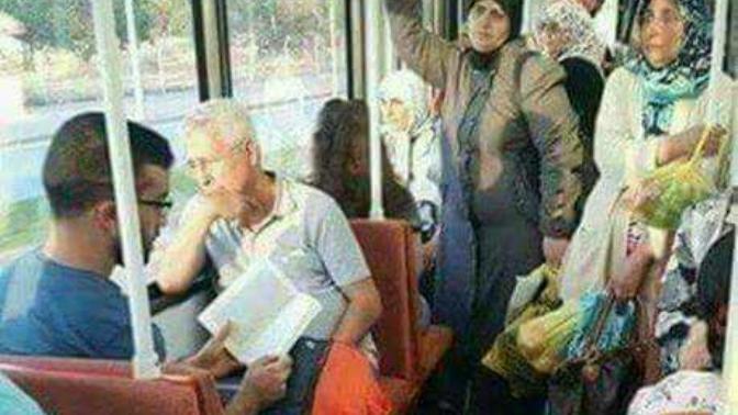 Toplu taşıma araçlarında büyüklere yer vermeli miyiz? Bu aracın içinde olsaydınız nasıl bir tepki verirdiniz?