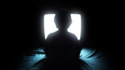 Karanlıkta televizyon izlemenin zararlarını biliyor musunuz? Karanlıkta televizyon izler misiniz??
