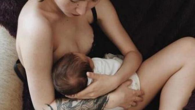 Kadınlar, çocuklarını emzirirken çekilen fotoğrafları sosyal medyada paylaşmalı mı?