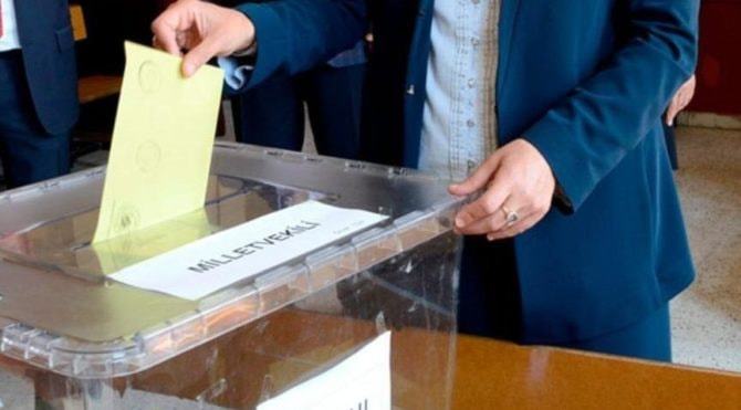 Oy kullanmak için 18 yaşını doldurmak mı gerekiyor?