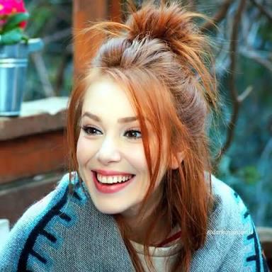 Elçin Sangu'nun Ağzı Çok Garip Değil Mi?  bir  Bana Mı Tuaf Geliyor?