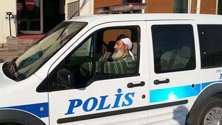 Sarikli sakalli halde ekip otosu kullanan polis hakkinda ne dusunuyorsunuz?