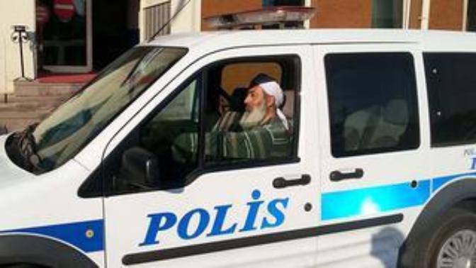 Sarikli sakalli halde ekip otosu kullanan polis hakkinda ne dusunuyorsunuz?