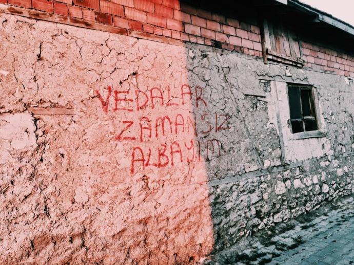 Seni seveni sen sevmezsin, senin sevdiğinde seni sevmez bu hep böyle midir?