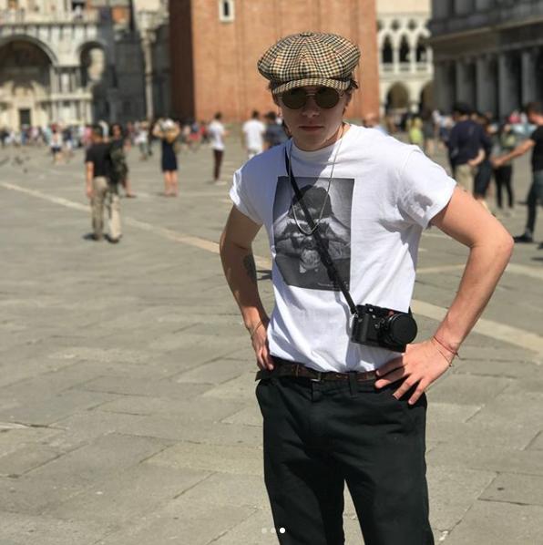 Brooklyn Beckham çok yakışıklı değil mi?