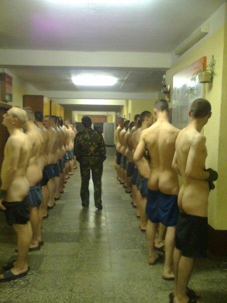 Askerde muayene soyma var mı?