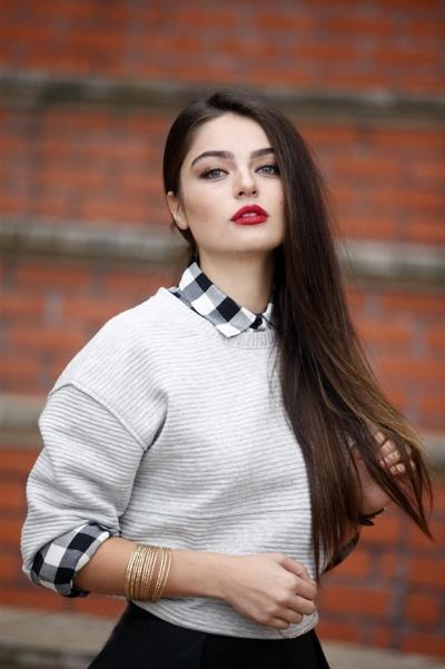 Hande erçel mi daha güzel ayça Ayşin turan mı?