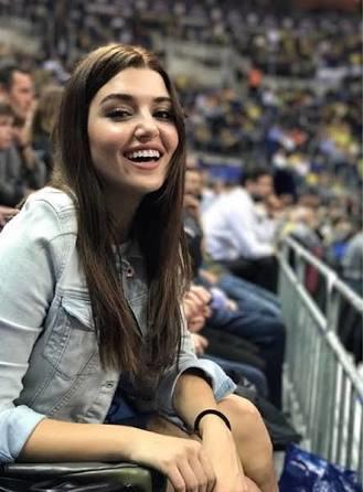 Dünya 2. Güzelimiz Hande Erçel çok güzel değil mi sizcede?