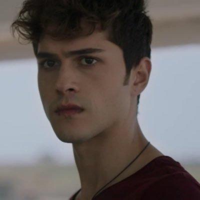 aşırı derecede bu çocuğa benziyorum sizce bu yakışıklı mı ?