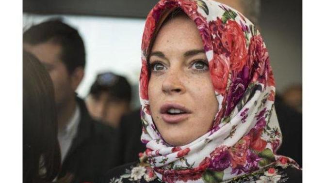 Lindsay Lohan seksi kadın. Çarşaflı hali güzel değil?