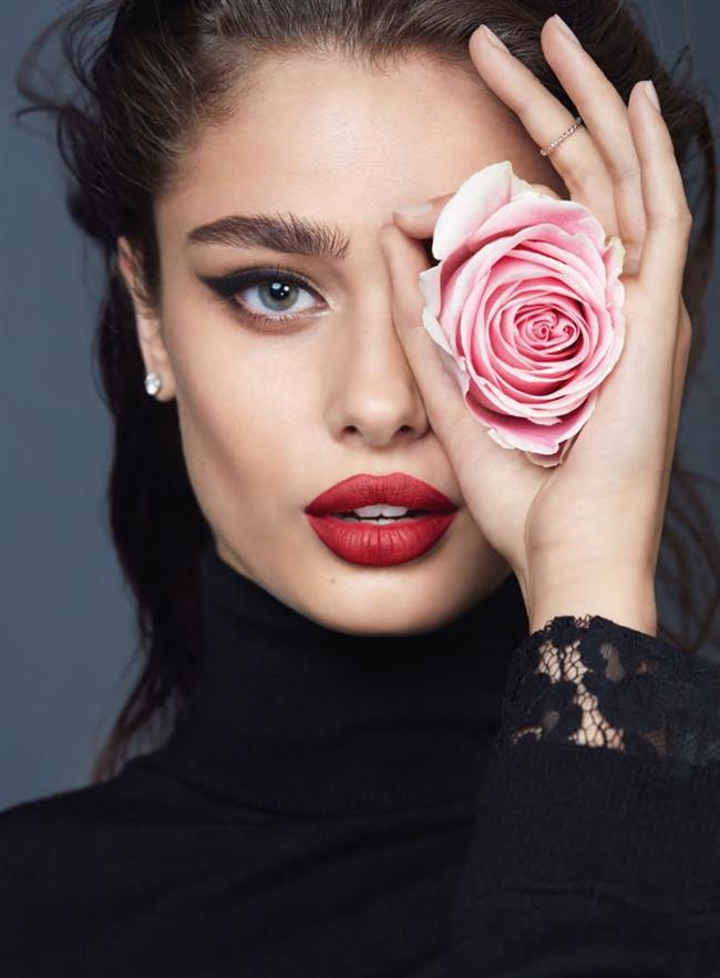 Fahriye Evcen'in pozu da taklit çıktı! Ünlülerin bu taklit olaylarını nasıl değerlendiriyorsunuz?