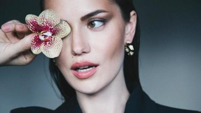 Fahriye Evcen'in pozu da taklit çıktı! Ünlülerin bu taklit olaylarını nasıl değerlendiriyorsunuz?