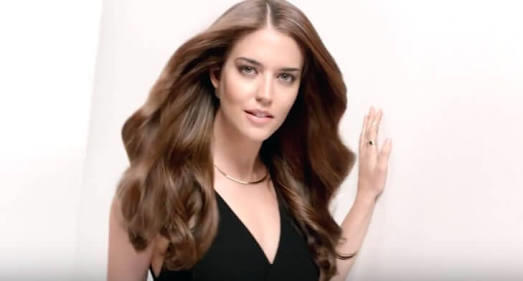 Pantene reklaminda oynayan bu kizin adini bilen var mi ???