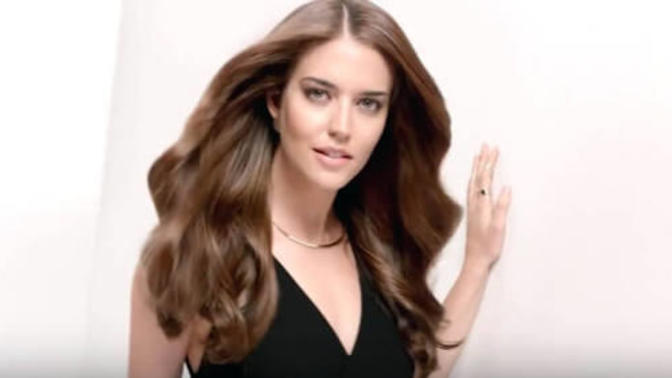 Pantene reklaminda oynayan bu kizin adini bilen var mi?
