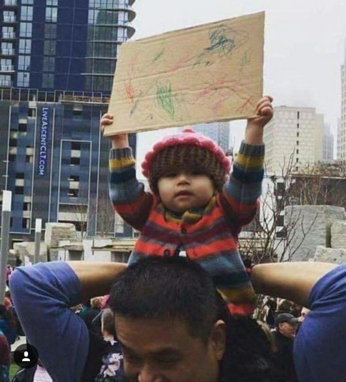 Bu gorseldeki bebişin şikayeti ne olabilirde pankart açmış 😊?
