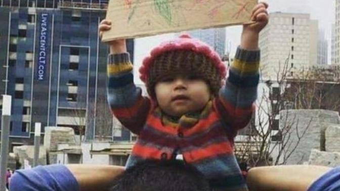 Bu gorseldeki bebişin şikayeti ne olabilirde pankart açmış 😊?