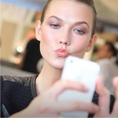 Kizlar, evde otururken birden makyaj yapip selfie cekme hissi geliyor mu? Gelen hisle makyajini yapiyor musun , vazmigeciyorsun?