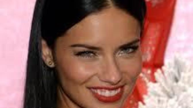 Adriana Lima'nın ten rengi güzel mi?