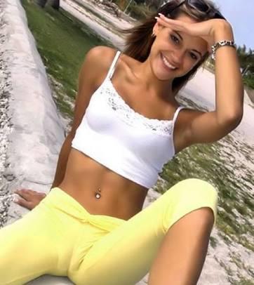 Sevgilinize dar ve küçük bir bikini giydirir misiniz ya da istese izin verir misiniz? Kızlar siz de giyer misiniz?