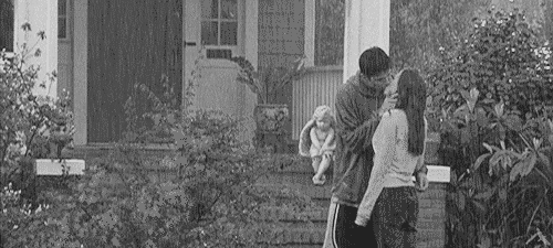 Yağmurlu hava da sevgilinizle yapabileceğiniz en romantik olay nedir ?