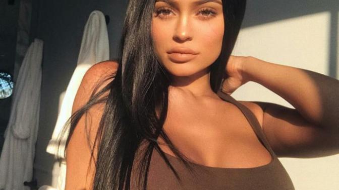 Sizce kylie kendall jenner kardeşler solaryuma mı giriyor?