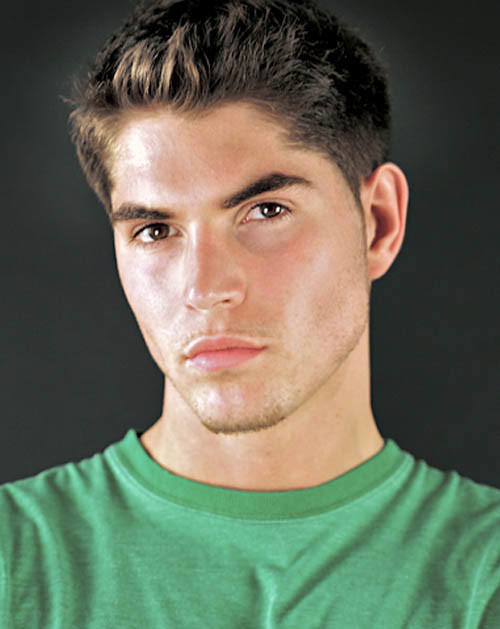Arkadaslar bu adam nick bateman nasil deyisti ya ergenliyimi yoksa ne bu resimde tipi normal???