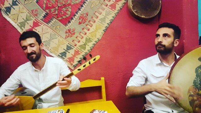 Sizce bu cafe nasıl güzel mi? Mirkût Cafe Taksim'de. Gider misiniz?