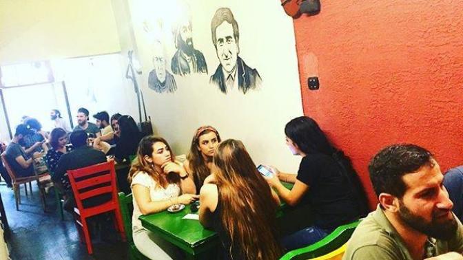 Sizce bu cafe nasıl güzel mi? Mirkût Cafe Taksim'de. Gider misiniz?