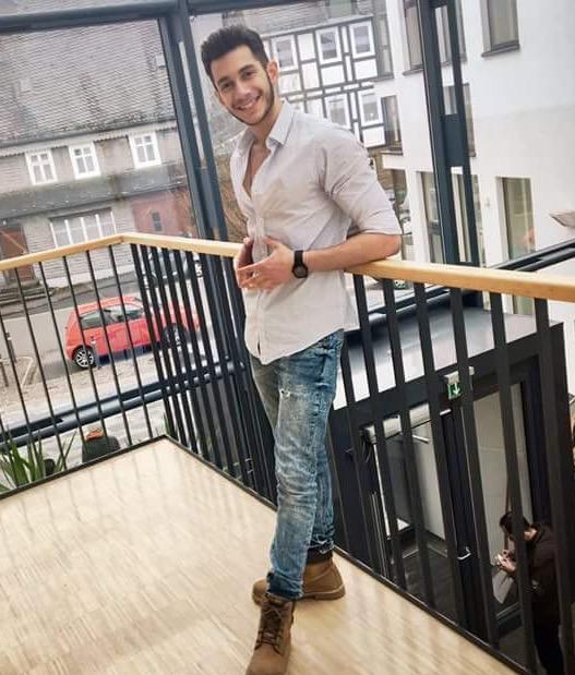 Edit: Bu çocuk yakışıklı mı yoksa tipsiz mi arkadaşlar?