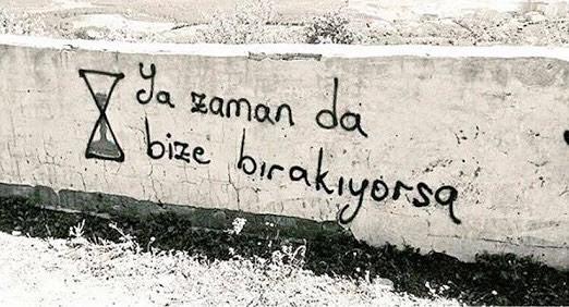 Ne sevgili gibisin ne arkadaş gibi, sorunca zamana bırak böyle mutlu değil misin diyen karşı cinsine karşı nasıl tavır alırsın?