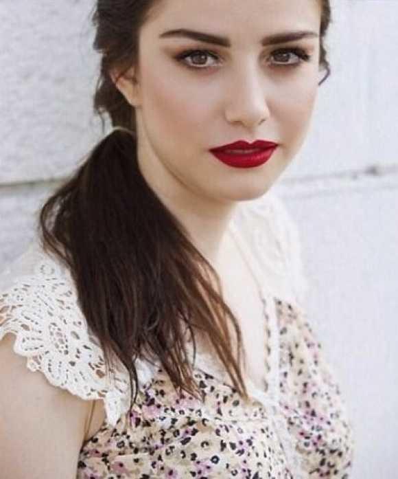Özge Gürel Dakota Johnson'ı biraz andırmıyor mu?