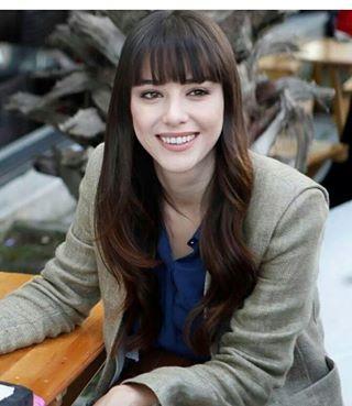 Özge Gürel Dakota Johnson'ı biraz andırmıyor mu ?