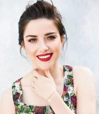 Özge Gürel Dakota Johnson'ı biraz andırmıyor mu?