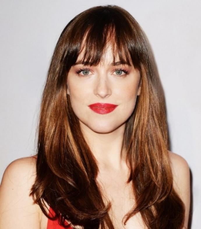 Özge Gürel Dakota Johnson'ı biraz andırmıyor mu?