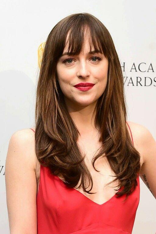 Özge Gürel Dakota Johnson'ı biraz andırmıyor mu?