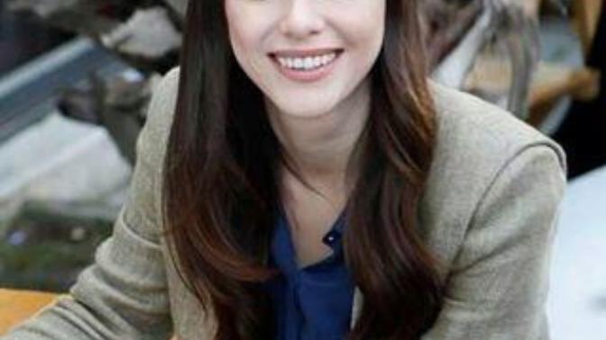 Özge Gürel Dakota Johnson'ı biraz andırmıyor mu?