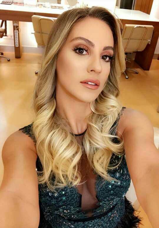 Sizce bu kadının (Dilay Korkmaz) göğüsleri kendisi kadar seksi değil mi??